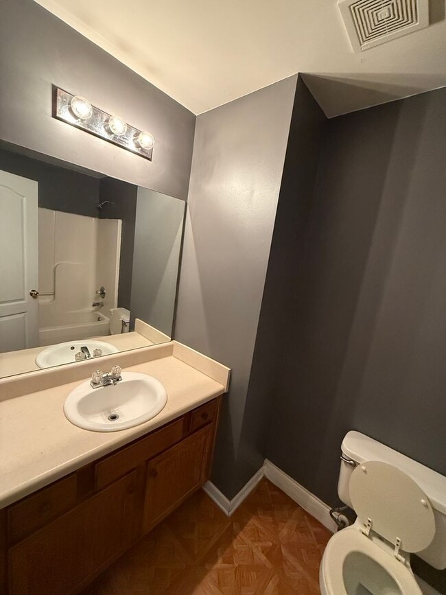 Building Photo - Comfort Meets Convenience — Move-In Ready!