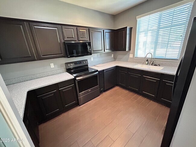 Building Photo - 9123 W Meadow Dr