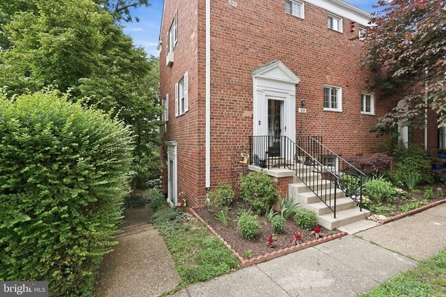 Building Photo - 3727 Lyons Ln