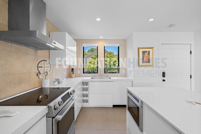 Building Photo - Modern View Condo Steps from Trails & Gold...