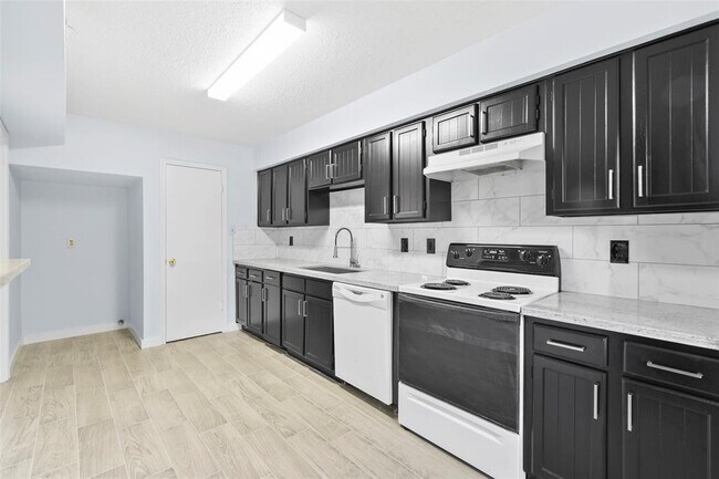 Building Photo - 8335 Ariel St
