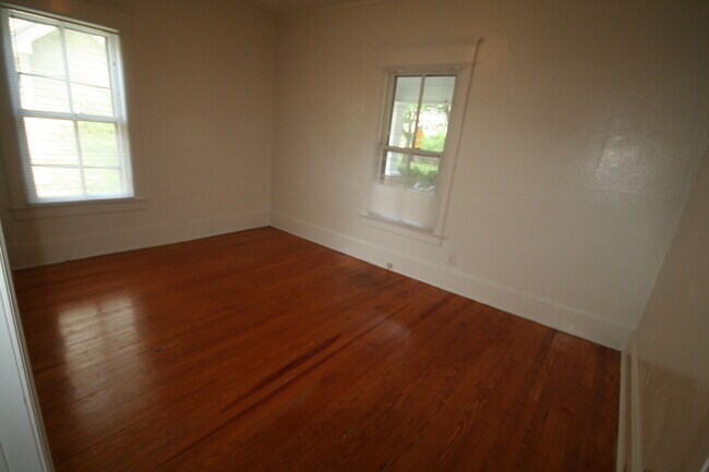 Building Photo - Spacious 3BR/2BA Duplex in Historic Lakewo...