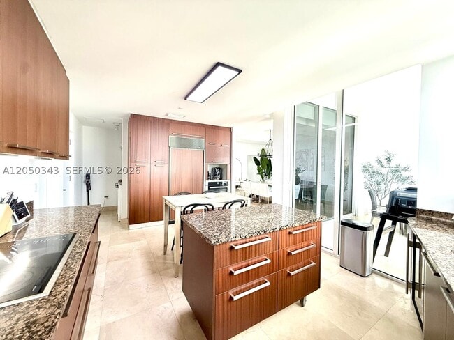 Building Photo - 15901 Collins Ave
