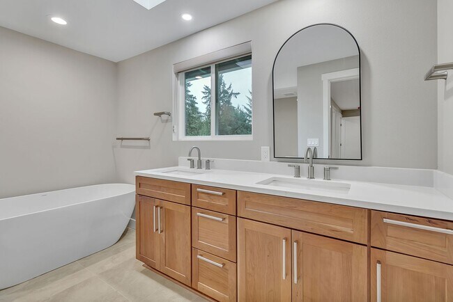 Building Photo - 4bed/2.25bath Stunning Remodeled Home on Expansive Wooded Lot in Woodinville