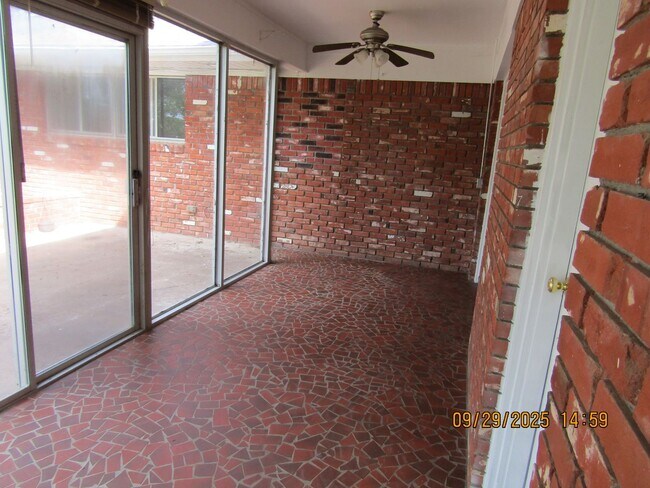Building Photo - Very nice spacious home! No Carpet! Pet Fr...