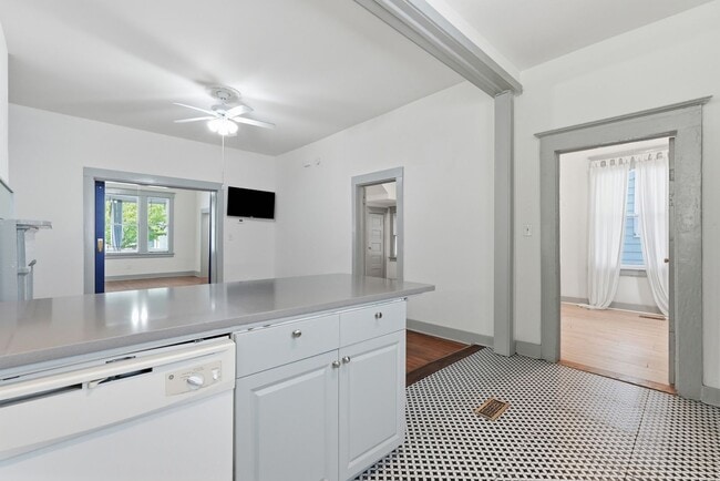 Building Photo - 538 E Waldburg St