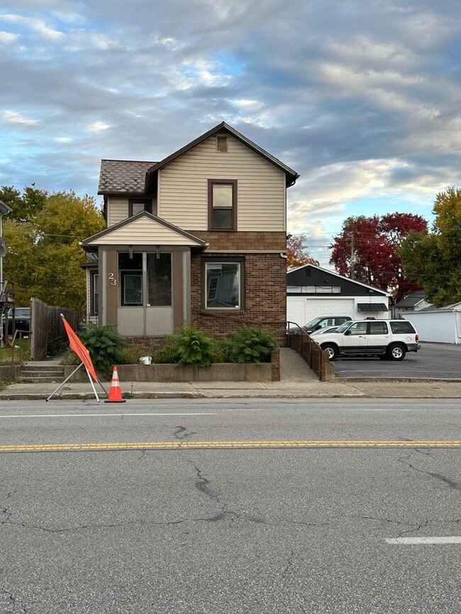 Primary Photo - 623 E Main St