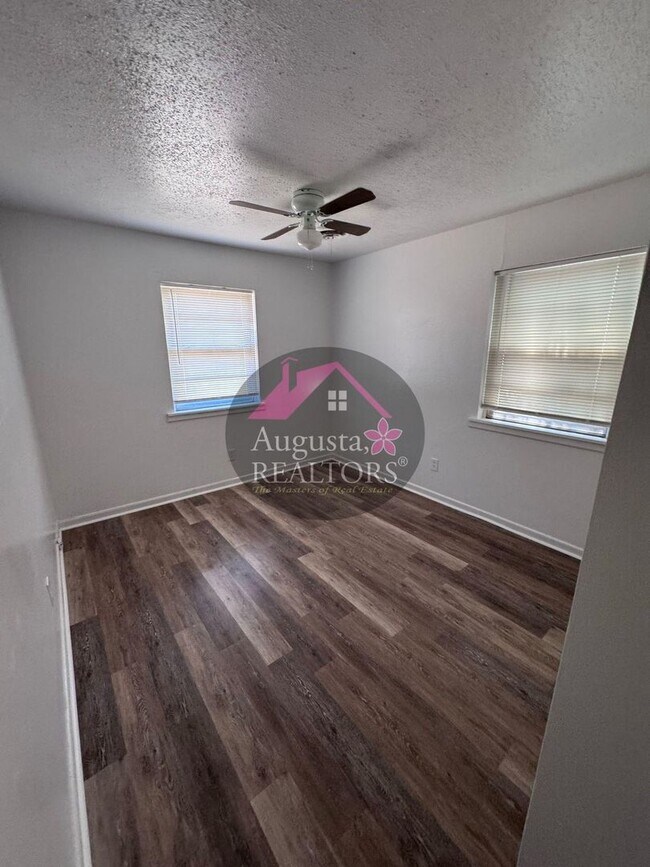 Building Photo - 966 N La Salle Dr