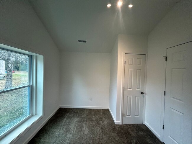 Building Photo - 614 Maple Rd