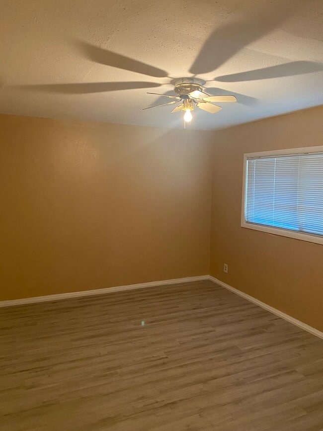 Building Photo - Recently updated - 4 Bedroom, 1 bath home ...