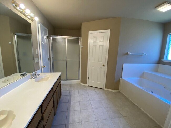 Building Photo - AVAILABLE NOW!! Corner lot 3-Bed, 2-Bath, ...