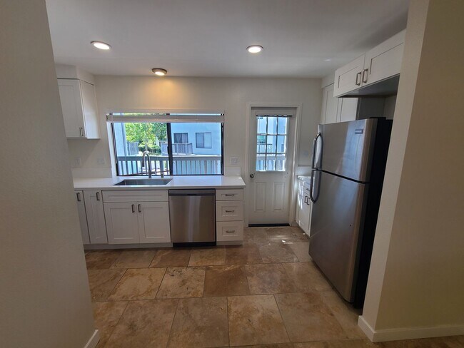 Building Photo - Spacious and remodeled 2 Bed 2.5 baths in ...