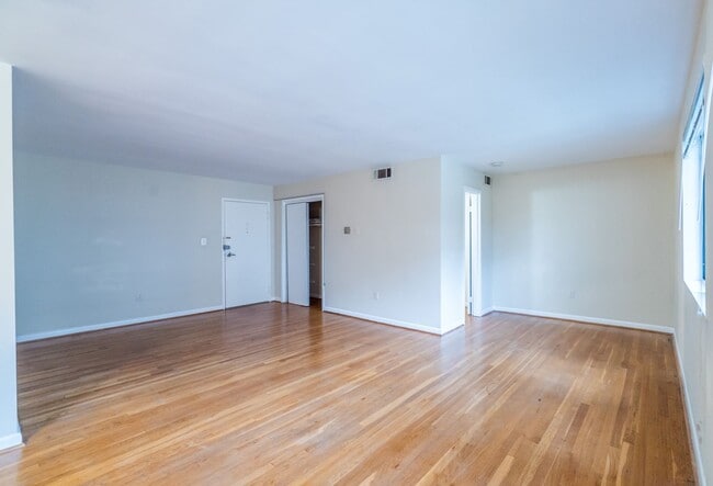 Building Photo - Rare Large Efficiency (552 Sq Ft) Close To...