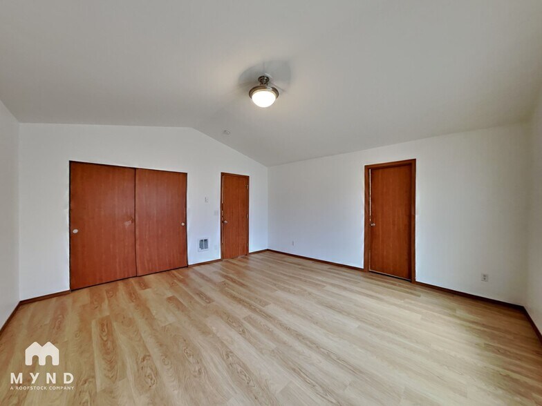 Building Photo - 1412 E 64th St