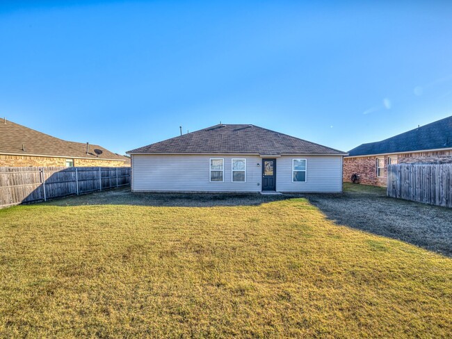 Building Photo - Cute home in Mustang schools + 3 bedrooms ...