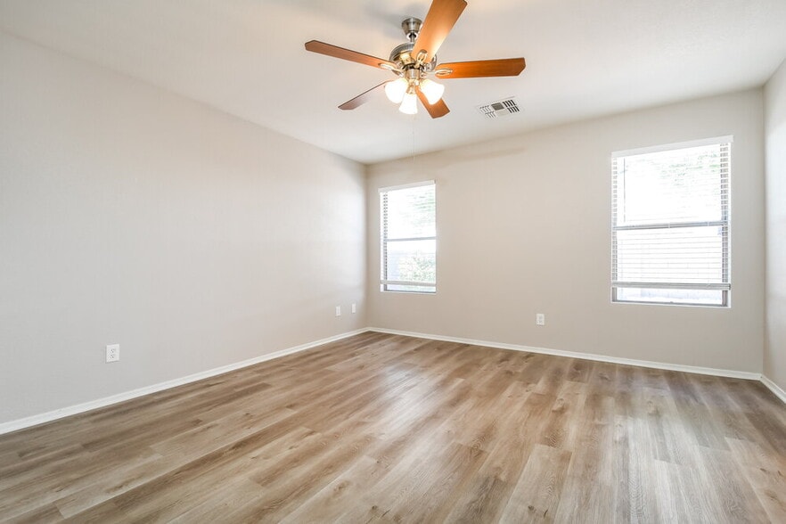 Building Photo - 1006 S Clancy Cir