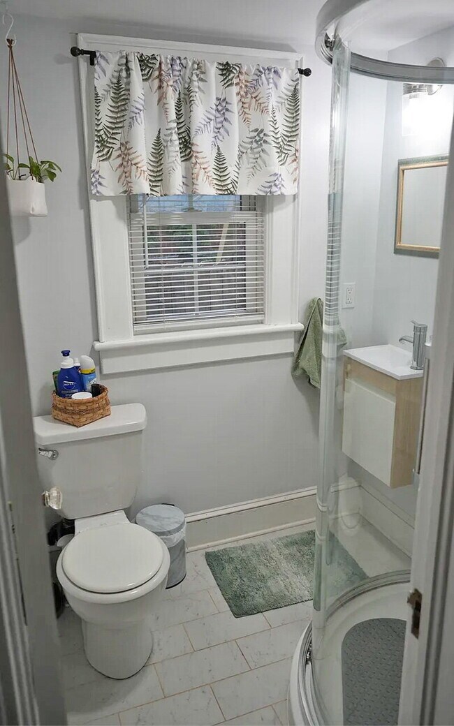 Building Photo - Charming 1950s Home Just Minutes from Downtown Harrisonburg!