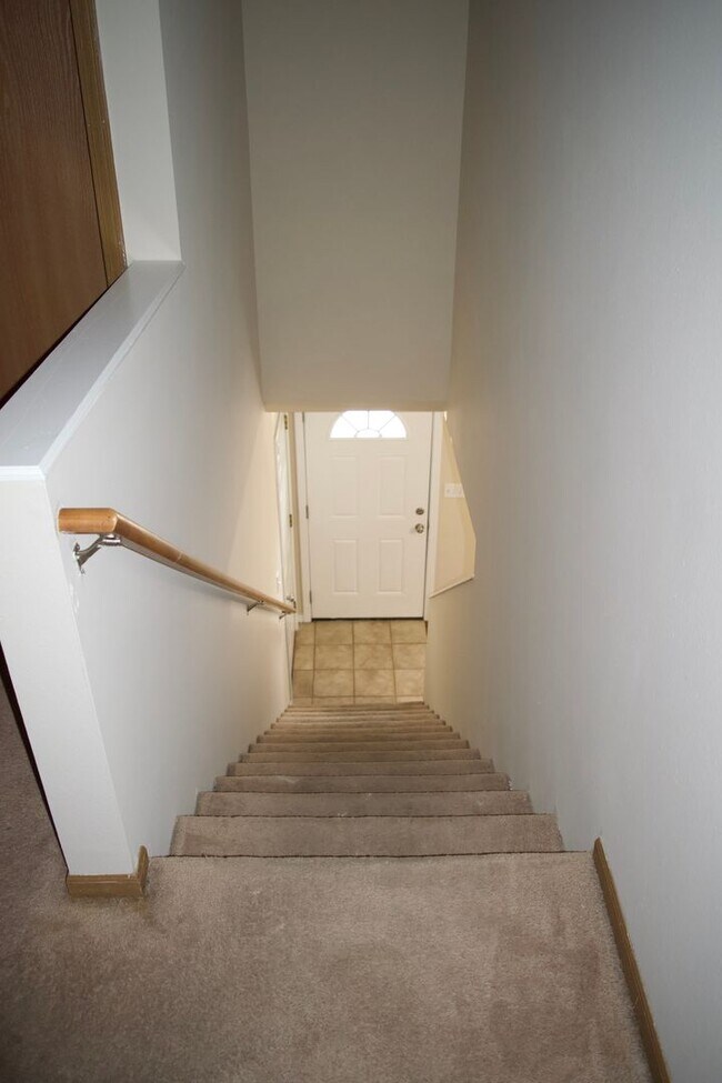 Building Photo - Nice 4 Bed 3 Bath Duplex!