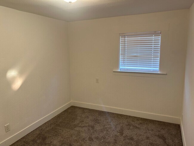 Building Photo - 3 Bedroom Unit Available Now!!