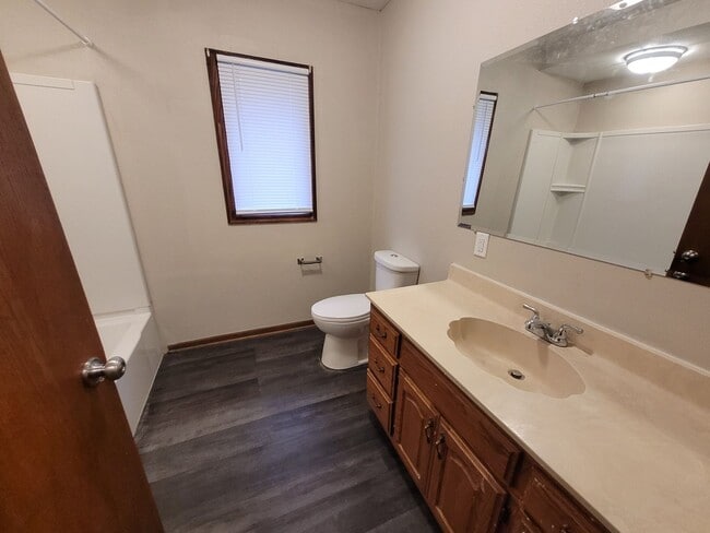 Building Photo - Don't miss this spacious kitchen!