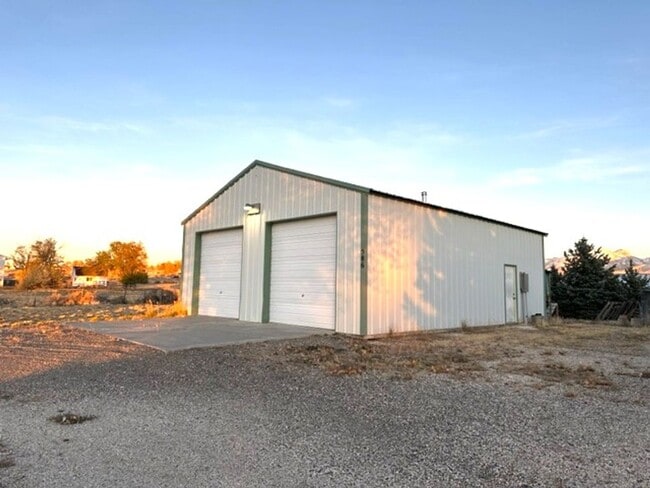 Building Photo - 3 bedroom 2 bath home in Spring Creek with a large shop