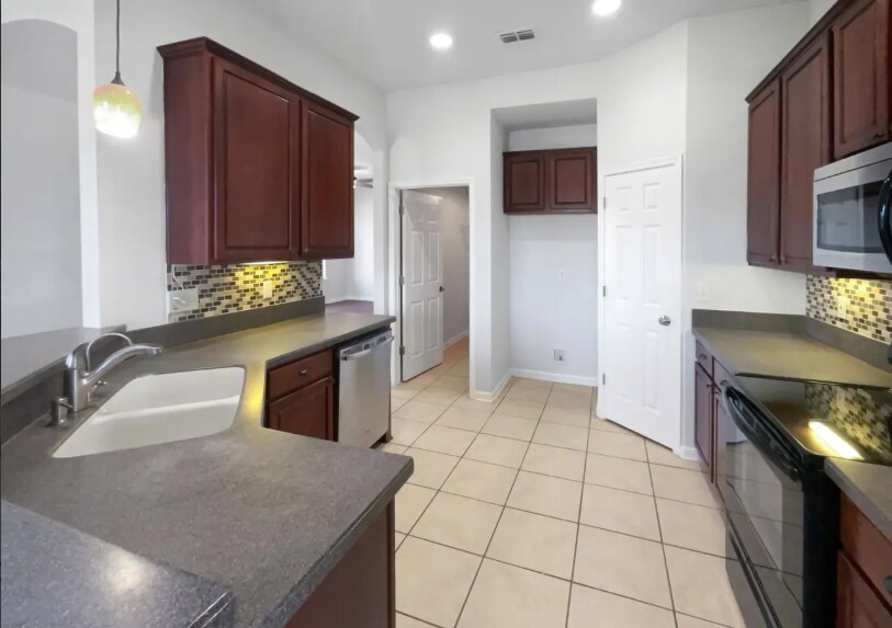 Building Photo - 3583 Old Village Dr