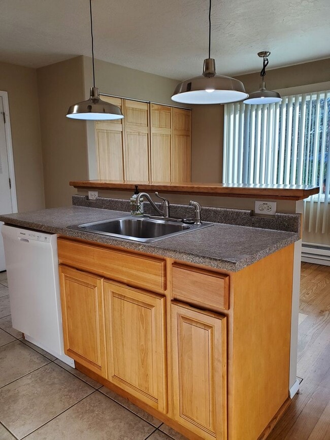 Building Photo - Charming 3 bedroom 1 bath Sheridan Park/Ma...