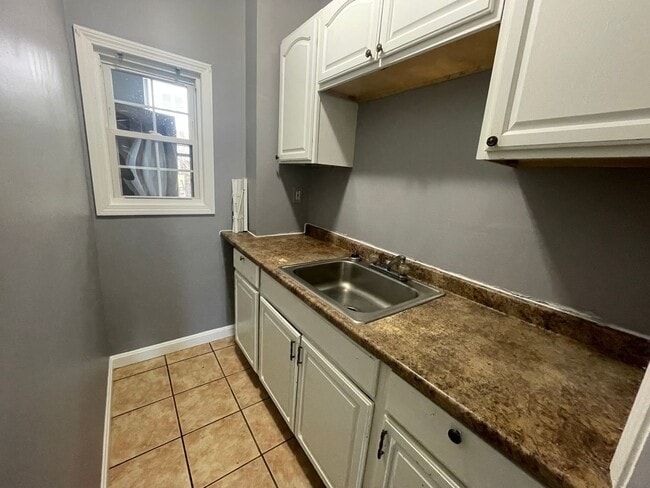 Building Photo - 77 Fox St