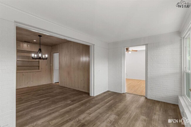 Building Photo - 2409 Martin St
