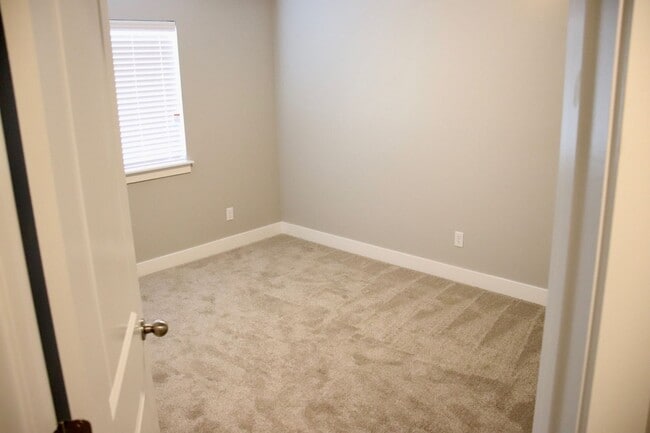 Building Photo - ? Beautiful 4 Bed / 2.5 Bath Townhome in The Exchange – Lehi