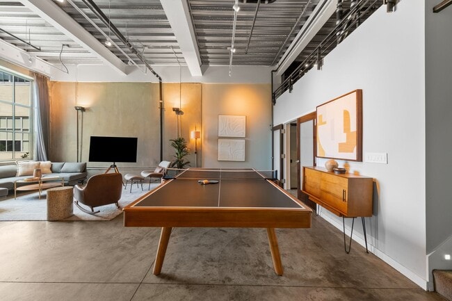 Building Photo - Spacious 2br loft with in-unit laundry and...