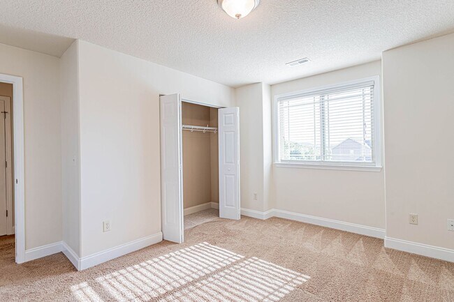 Building Photo - Home with Gorgeous Mountain Views!