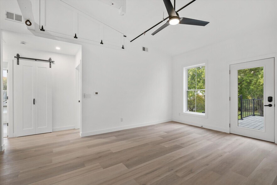 Building Photo - 308 Oak St