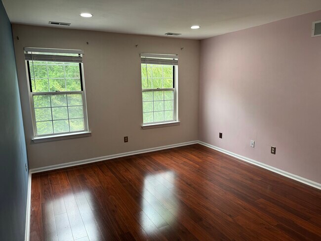 Building Photo - 1303 Golden Pl