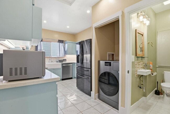 Building Photo - 1610 W 36th Pl