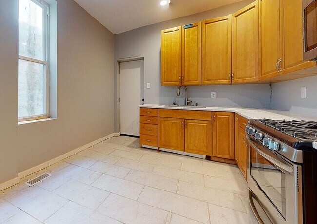 Building Photo - 929 N St Bernard St