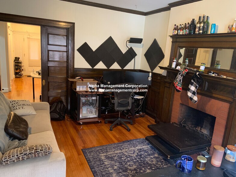 Building Photo - 533 Newbury St