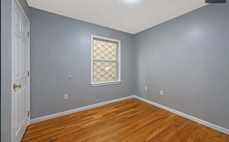 Small bedroom - 216 Angelique St
