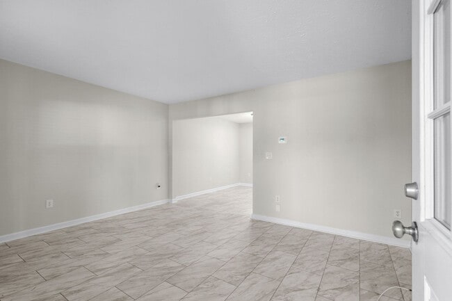 Building Photo - End unit of a Triplex within walking dista...