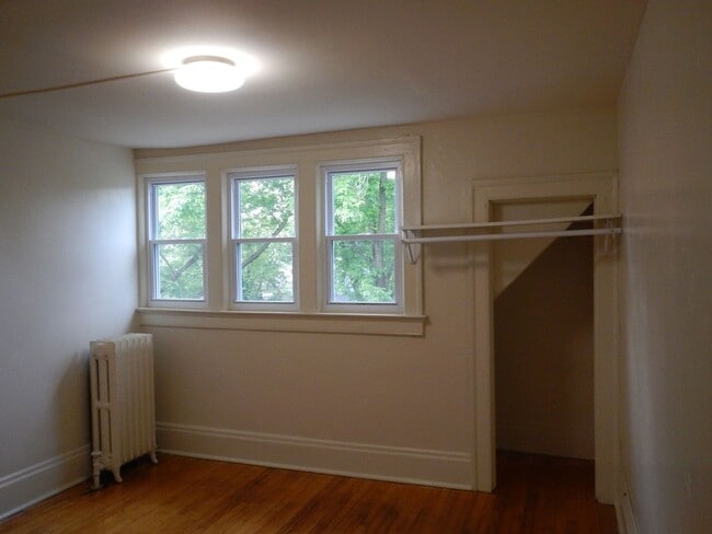 Building Photo - AVAILABLE 6/1/26 - Large House Available O...
