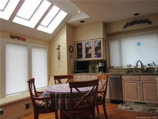 Building Photo - 18 Fox Run