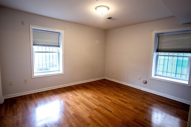 Building Photo - 171 Clifford St