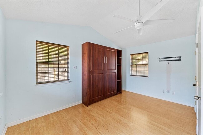 Building Photo - 722 Decker Prairie Dr