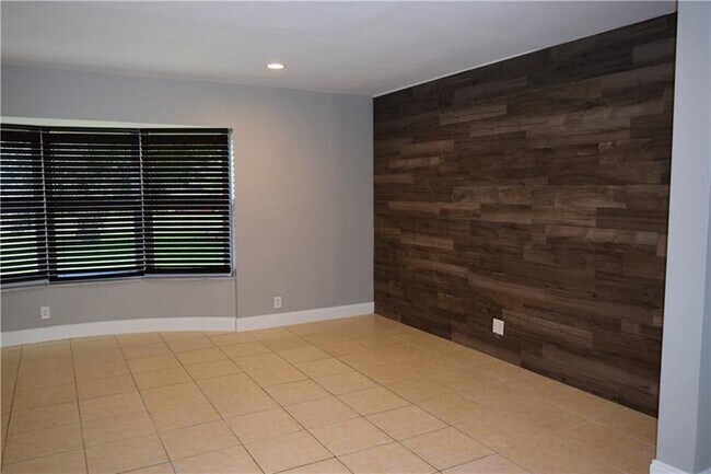 Building Photo - 4625 Glenwood Dr