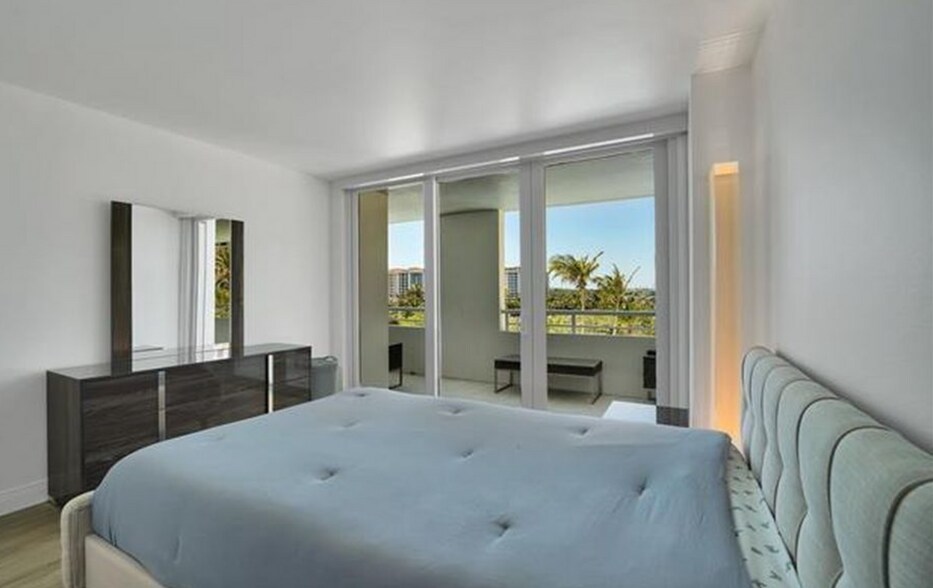 Building Photo - 400 S Pointe Dr