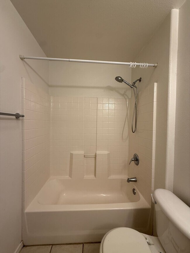 Building Photo - Centrally Located Downstairs Condo in the Oak Creek Villas