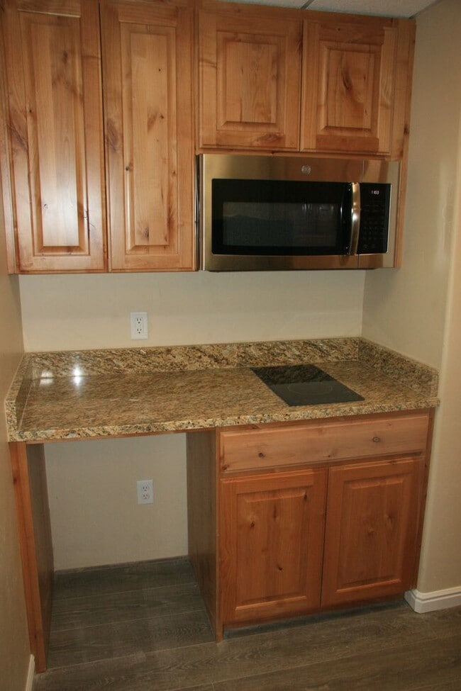 Building Photo - *utilities included* Large 1 bedroom apart...