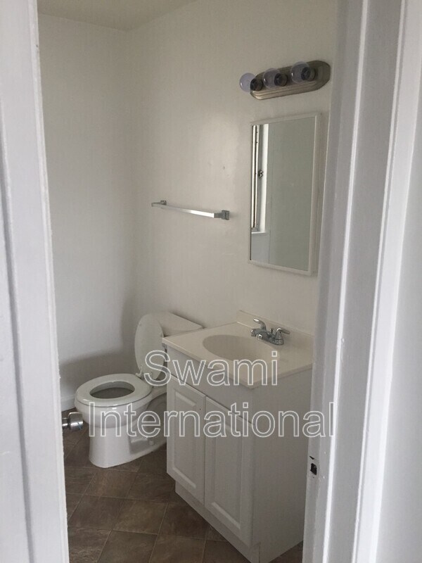 Building Photo - 2030 E Florence Ave