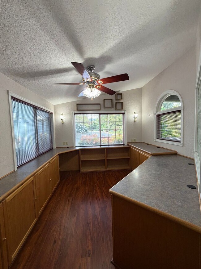 Building Photo - Rare 3-Acre 3BR Home in South Salem – Shops, Workspace & Greenhouses