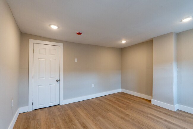 Building Photo - Newly rehabbed 3 bedroom